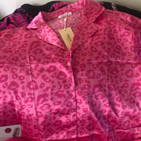 SALE Beautiful New with tag 2 piece hot pink leopard satin short pjs & slippers - Picture 3 of 6